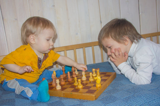 Children play chess. The development of logic, logical thinking. Boys and chess.