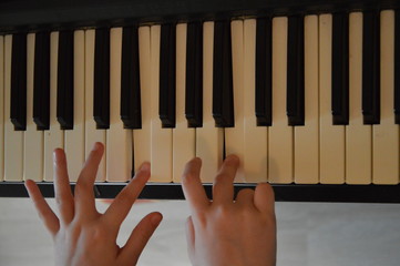 hand playing piano