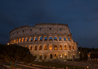 Fototapeta na wymiar A night view of Colloseum rome italy