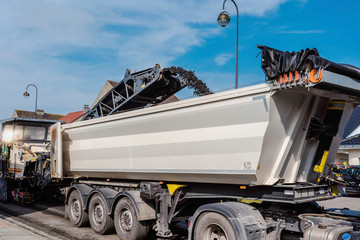 raboteuse et camion benne  en action 