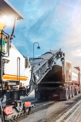 raboteuse et camion benne  en action 