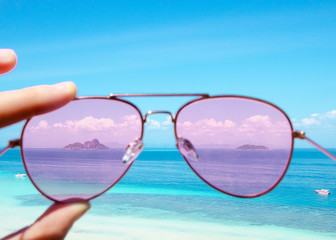 occhiali rosa vacanza estate