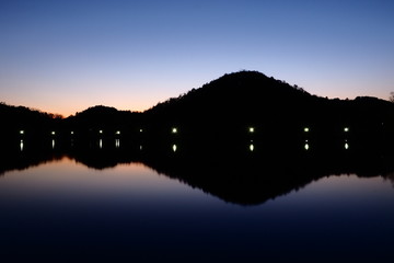 宝ヶ池と日没の空