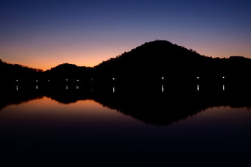 宝ヶ池と日没の空