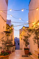 Romantische Gasse in Italien zur Abenddämmerung