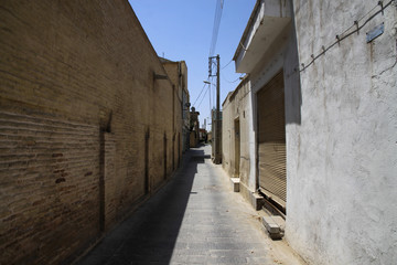 tylna uliczka pomiędzy zabudową mieszkalna w jednym z miast w iranie - obrazy, fototapety, plakaty