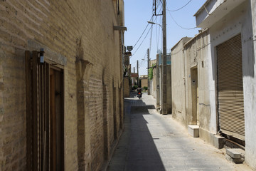 tylna uliczka pomiędzy zabudową mieszkalna w jednym z miast w iranie - obrazy, fototapety, plakaty