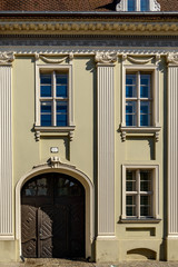 Obraz premium Frühkassizistische Kolossalpilasterfassade am Neustädtischen Markt in Brandenburg an der Havel