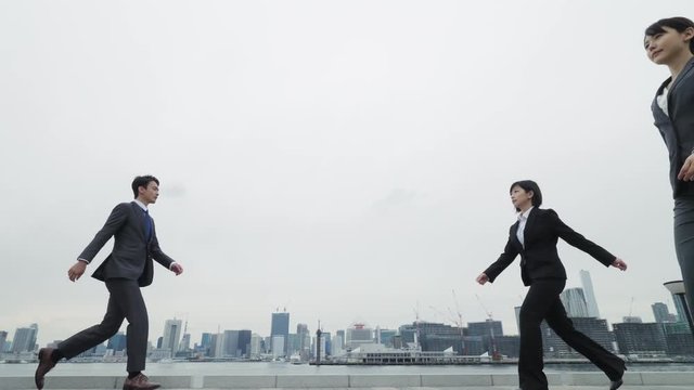 すれ違う人々