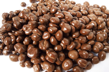 麦チョコ - Chocolate-coated puffed barley