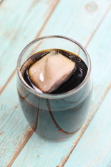 Cola dans un verre avec un glaçon