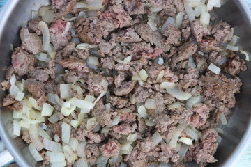 Viande haché et oignons dans une poêle
