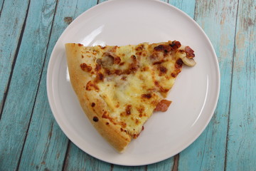 Part de pizza sur une assiette