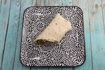 Wrap poulet sur une assiette