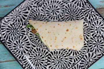 Wrap poulet sur une assiette
