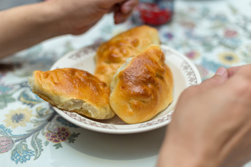 man eats hot cakes (samsa)