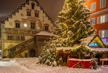 romantischer, idyllischer Winkel in der tief verschneiten Altstadt von Lindau mit schneebedecktem...