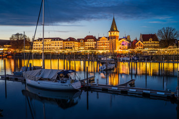 romantische Szene im strahlend erleuchteten Hafen in Lindau zur Hafenweihnacht, Weihnachtsmarkt (D,...