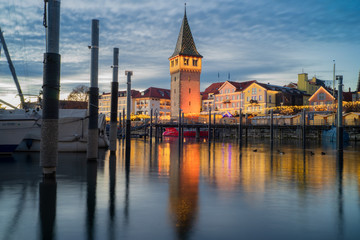 Fototapeta premium D, Bayern, Bodensee, Lindau, Hafenweihnacht, Weihnachtsmarkt, Blick in den Lindauer Hafen auf den beleuchteten Mangturm bei Abend