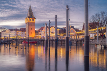 Hafenweihnacht in Lindau am Bodensee. Blick auf glatte Wasserfläche im Hafen und den beleuchteten...