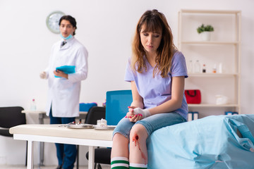 Obraz premium Leg injured young woman visiting male doctor 
