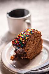 Xicara de cafe com bolo