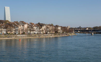 Fototapeta na wymiar Panorama sur la ville de Bâle et le Rhin