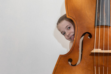 Mädchen mit Kontrabass mit einem freundlichen Gesichtsausdruck 