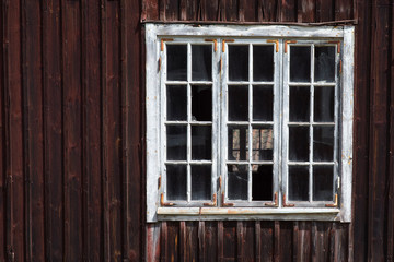 altes Fenster in einem Holzhaus in Schweden