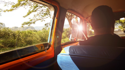 Fototapeta premium Taxi in Kuba Havanna Mann im Auto