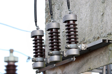 Isolateur haute tension en porcelaine