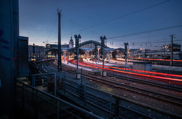 Kölner Hauptbahnhof am abend