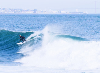 Obraz premium Surfer on a surfboard in the ocean on a sunny day 
