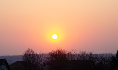Obraz premium Incredible, beautiful, Bright sunset over the city. Gradient, the core of the sun. Beautiful sunset, red, orange