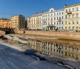 Naklejka premium Reflections of houses in the river Moika Sunny April day in St. Petersburg.