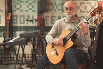 Vecchio Chitarrista Blues con chitarra classica