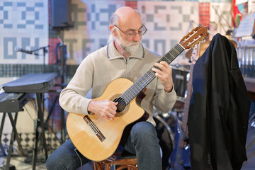 Vecchio Chitarrista Blues con chitarra classica