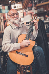 Vecchio Chitarrista Blues con chitarra classica