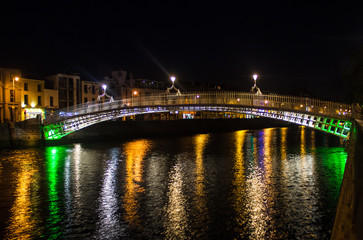 Fototapeta na wymiar Puente en Dublin