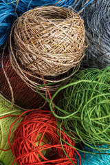 monton de rollos de jute diferentes colores fondo textura