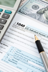 Obraz premium Individual income tax returm form by IRS, concept for taxation