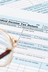 Obraz premium Individual income tax returm form by IRS, concept for taxation