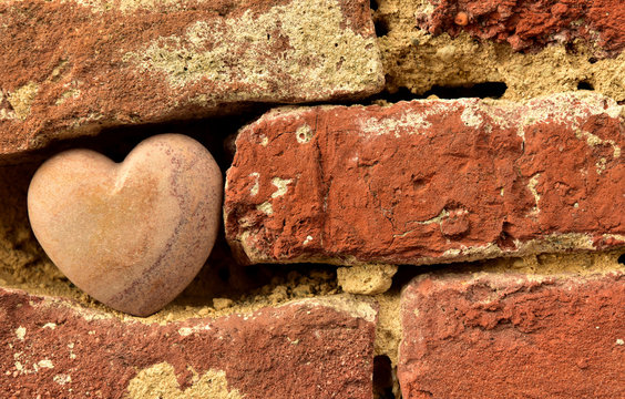 alte Backsteinmauer mit einem Herz aus stein
