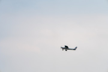 Fototapeta na wymiar Sportflugzeug am bedeckten Himmel beim Start