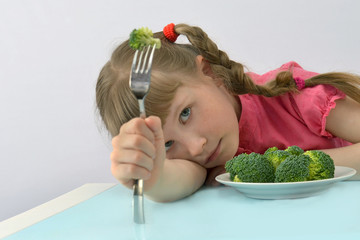 kid ,child does not want to eat broccoli