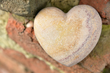 Herz aus stein an einer Wand