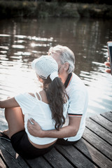 Fototapeta premium Paar umarmt sich an einem romantischen See