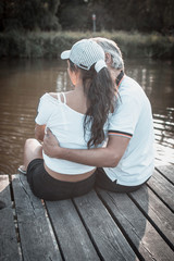 Paar umarmt sich an einem romantischen See
