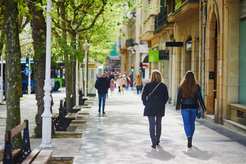Fototapeta premium Ludzie chodzą na ulicy w San Sebastian, Hiszpania