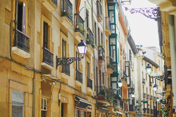 Fototapeta premium Piękne fasady budynków w San Sebastian (Donostia) w Hiszpanii